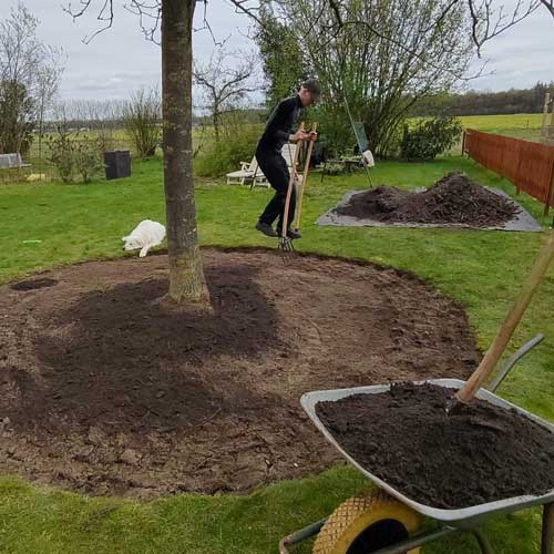 Met een woelriek de bodem luchtig maken.